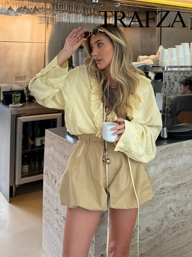 TRAFZA Women's Spring Fashion Balloon Shorts Slim Fit Elastic Waist Button Zipper Pockets Fold Decoration Trendy Mini Shorts