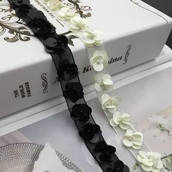 Paillettes con perline nere petali di fiori 3D rifiniture in pizzo nastro di perle per abbigliamento da cucito accessori per colletto decorazione di nozze in pizzo a rete