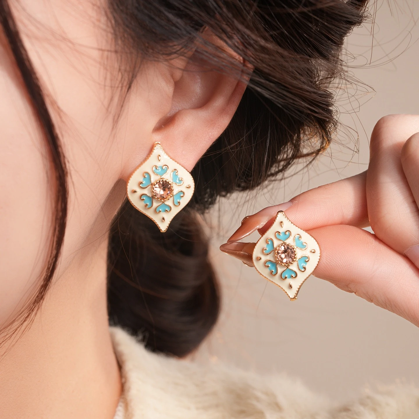 

Vintage Dripping Oil Heart Stud Earrings for Women Rhombus Geometric Inlaid Rhinestones Stud Earrings Luxury Banquet Jewelry New
