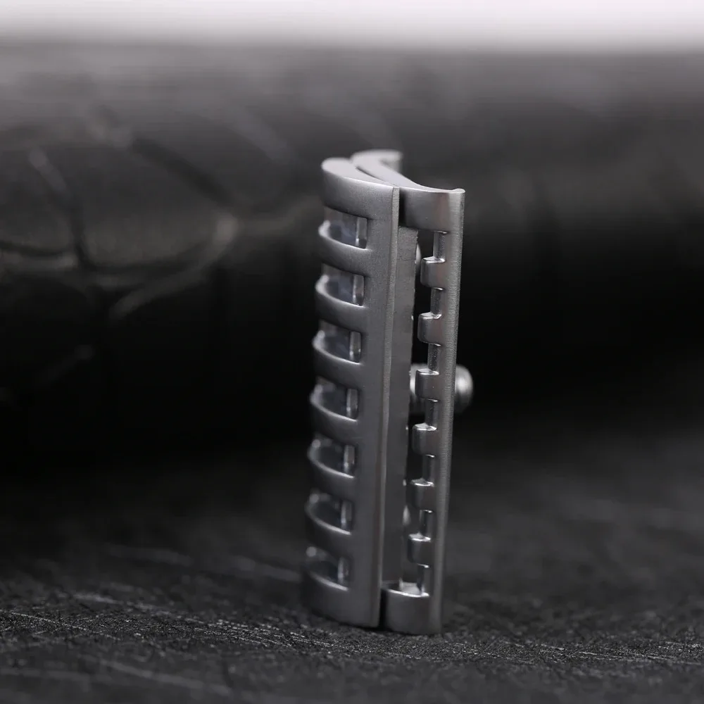 YAQI رأس ماكينة حلاقة آمنة بلون كروم KNIGHT-HELMET لشفرات الحلاقة للرجال