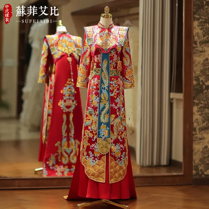 

Роскошное свадебное платье невесты в китайском стиле, выполненное в технике тяжелой промышленной вышивки.