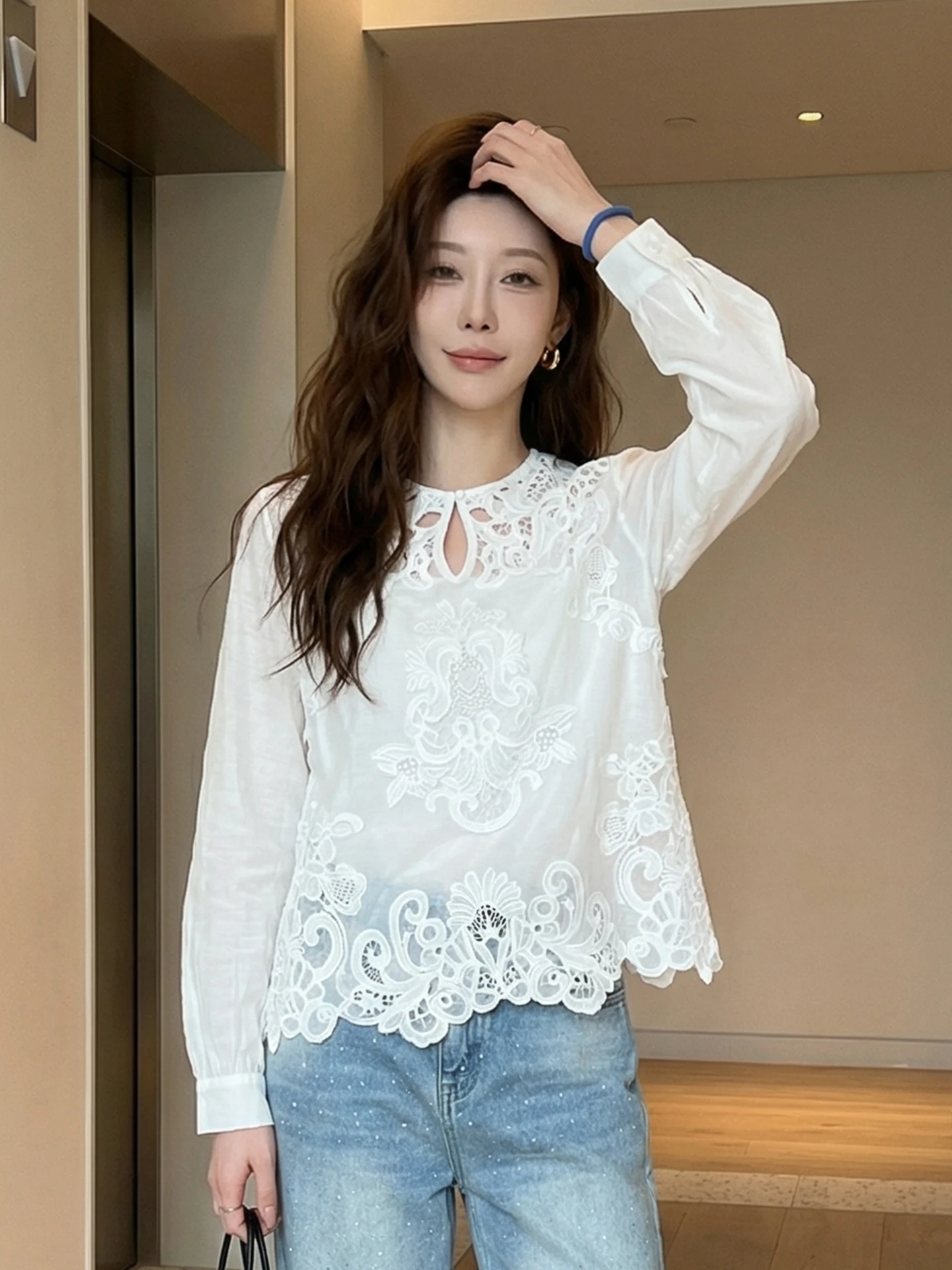 

Элегантная женская блузка с кружевным ажурным узором, длинным рукавом и круглым вырезом, весна-лето, универсальная, стройнящая, модная, дышащая, из нейлона