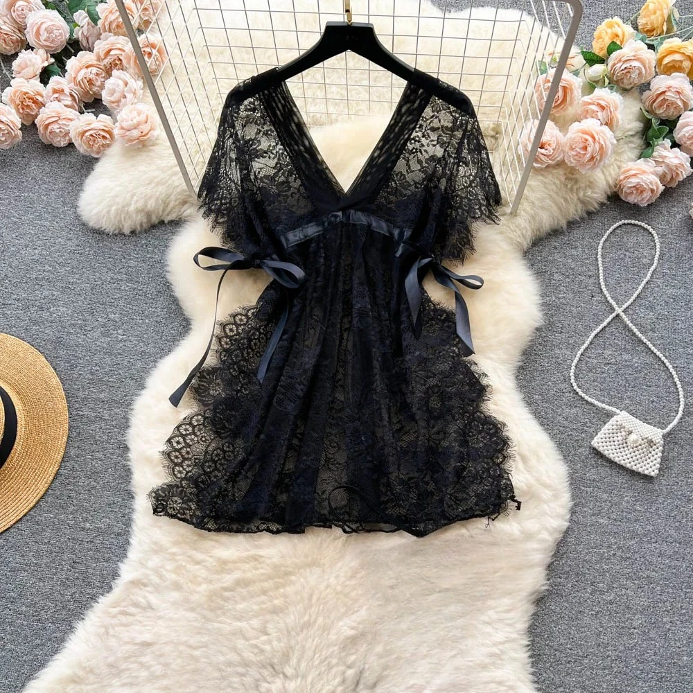 Vestido Mini Sensual de Renda com Decote em V e Amarrações, Confortável e Elegante para Festas - Novo e Sexy
