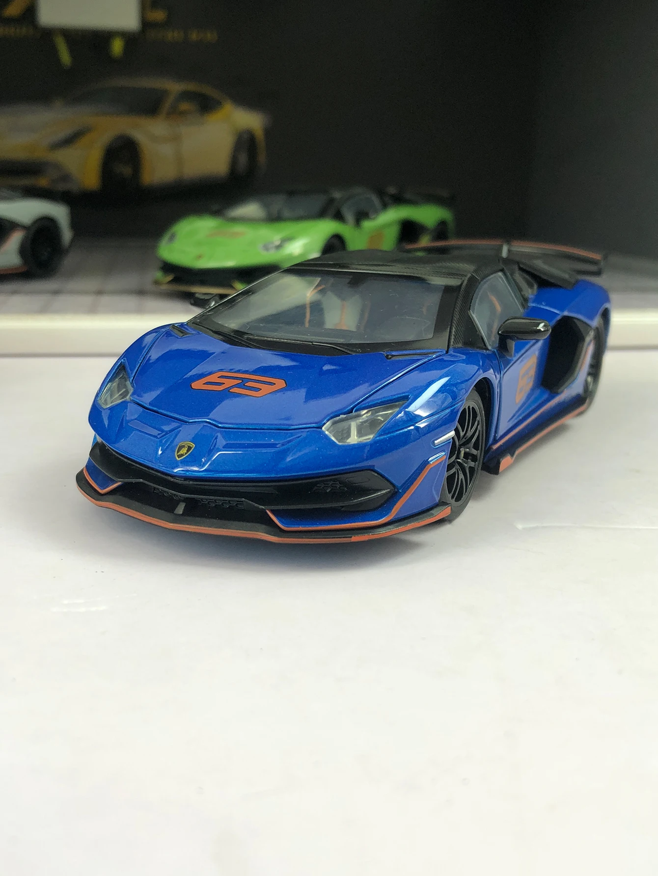 

Модель автомобиля Heimanba 1:24 Lamborghini Aventador SVJ63 Roadster, декоративная модель из цинкового сплава, коллекционный подарок.