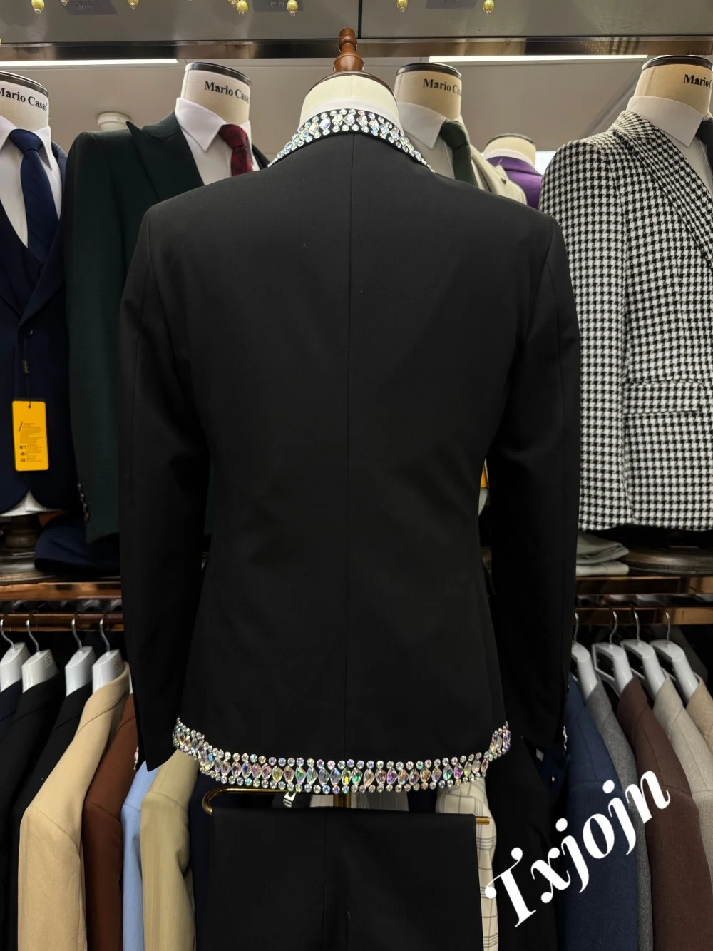 Рисунок 3 - Роскошный однобортный мужской костюм с кристаллами