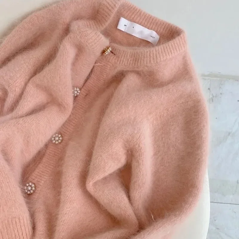 Jesienny, miękki, futrzany kardigan damski, delikatny styl, luźny krótki sweter-płaszcz, okrągły dekolt, cyjanowy, puszysty sweter dziergany, różowy kolor.