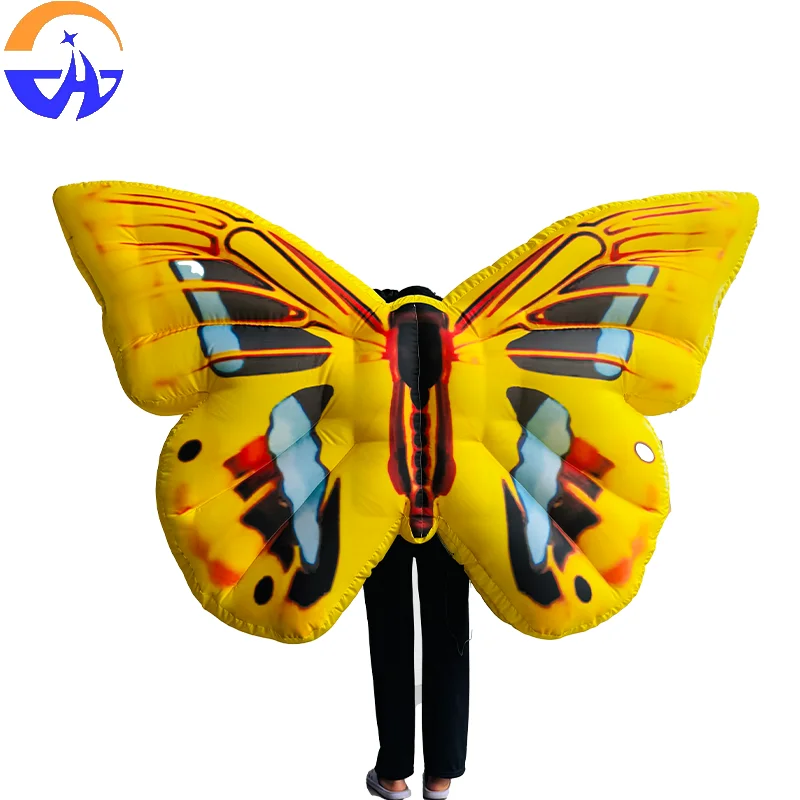 Alas de mariposa inflables, imitando el tema de insectos reales, con personas que llevan mariposas en la parte trasera, son decorativas.