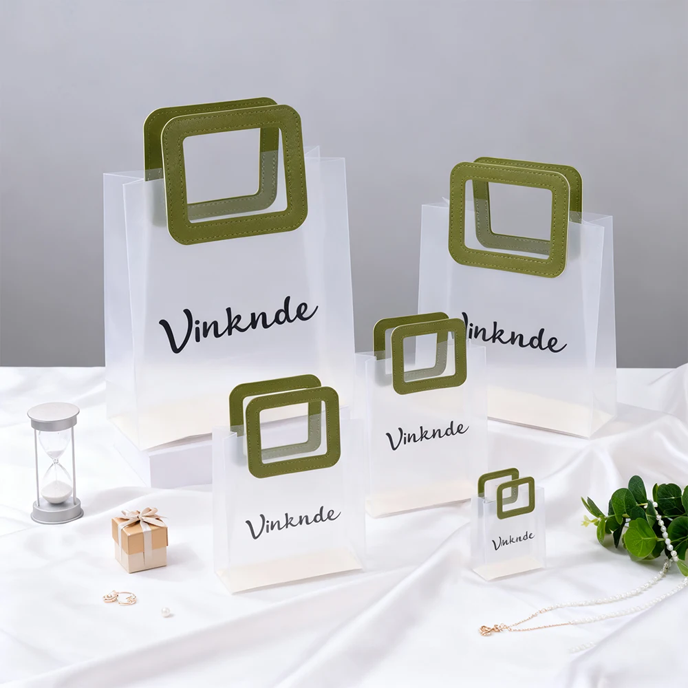 

60 шт., индивидуальный логотип, матовый ПВХ, подарочная коробка для вечеринки, прозрачный флористический плантатор, сумки для переноски торта, свадебный букет роз, ручная сумка