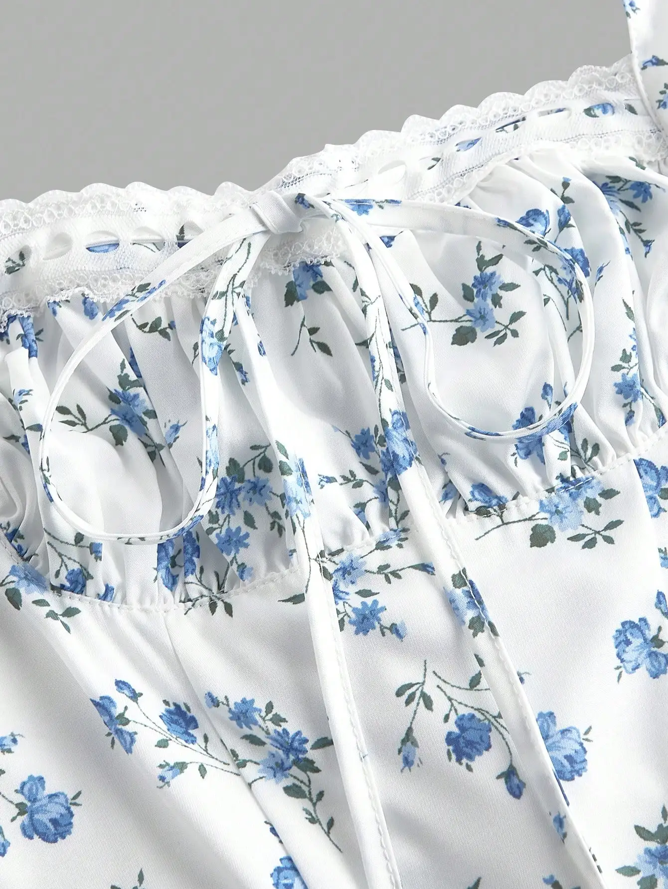 

Бело-голубое летнее платье А-силуэта без рукавов с цветочным принтом, квадратным вырезом, кружевной отделкой и сборками