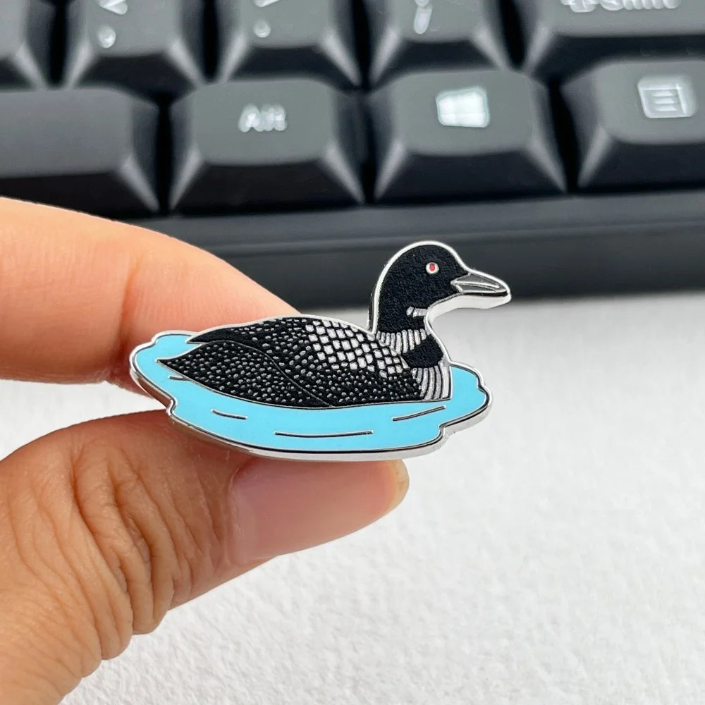 Common Loon Metallbrosche, niedliche Wasservogel-Emaille-Anstecknadel, kanadisches Great Northern Taucher-Abzeichen, Kleidungs- und Rucksack-Reversnadel, Naturgeschenk – Detail 2