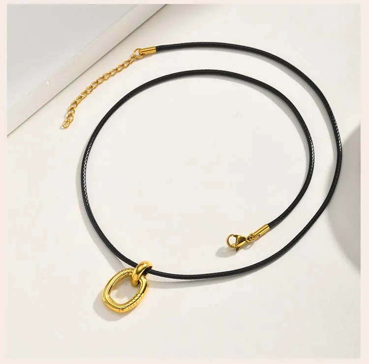 Halskette mit schwarzem Wachsschnurband, ovaler Anhänger aus goldfarbenem Edelstahl, rostbeständiger, minimalistischer Statement-Schmuck – Detail 5