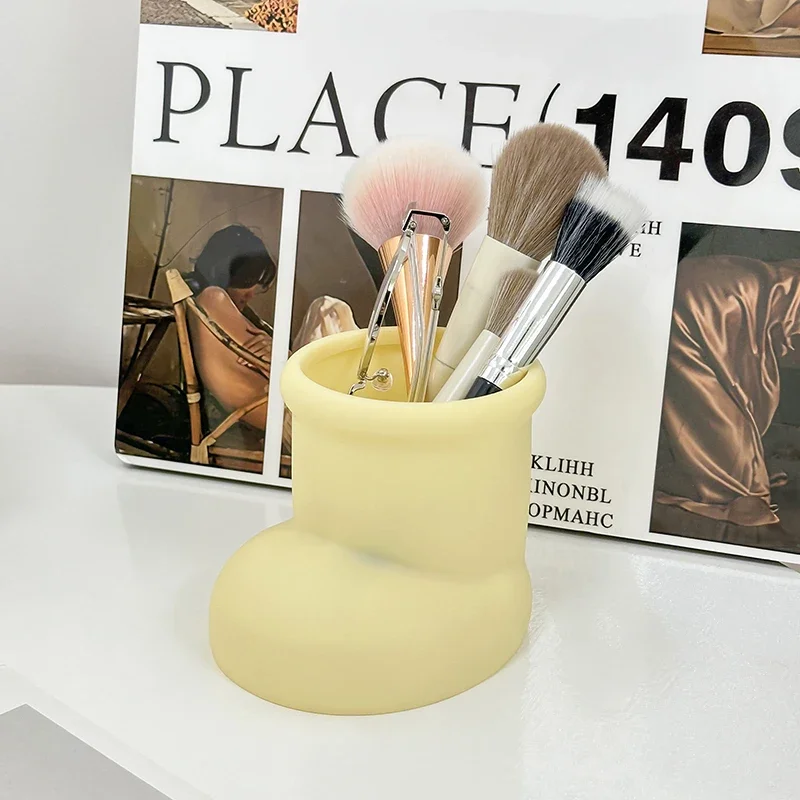 Creative Little Red Boots Pen Holder Plastic Student Desktop Vase Multi-Functional Makeup Brush Storage Bucket Organizer