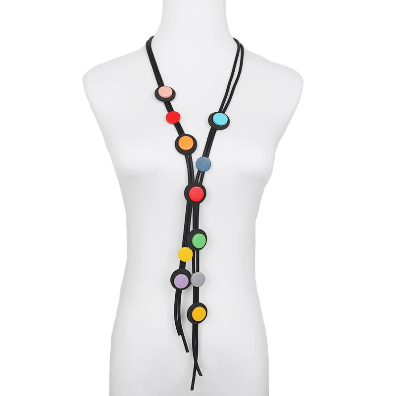UKEBAY Bunte Anhänger-Statement-Halskette aus Gummi für Frauen, Moderner Boho-Modeschmuck für Party und Alltag, Einzigartiges Design – Detail 2