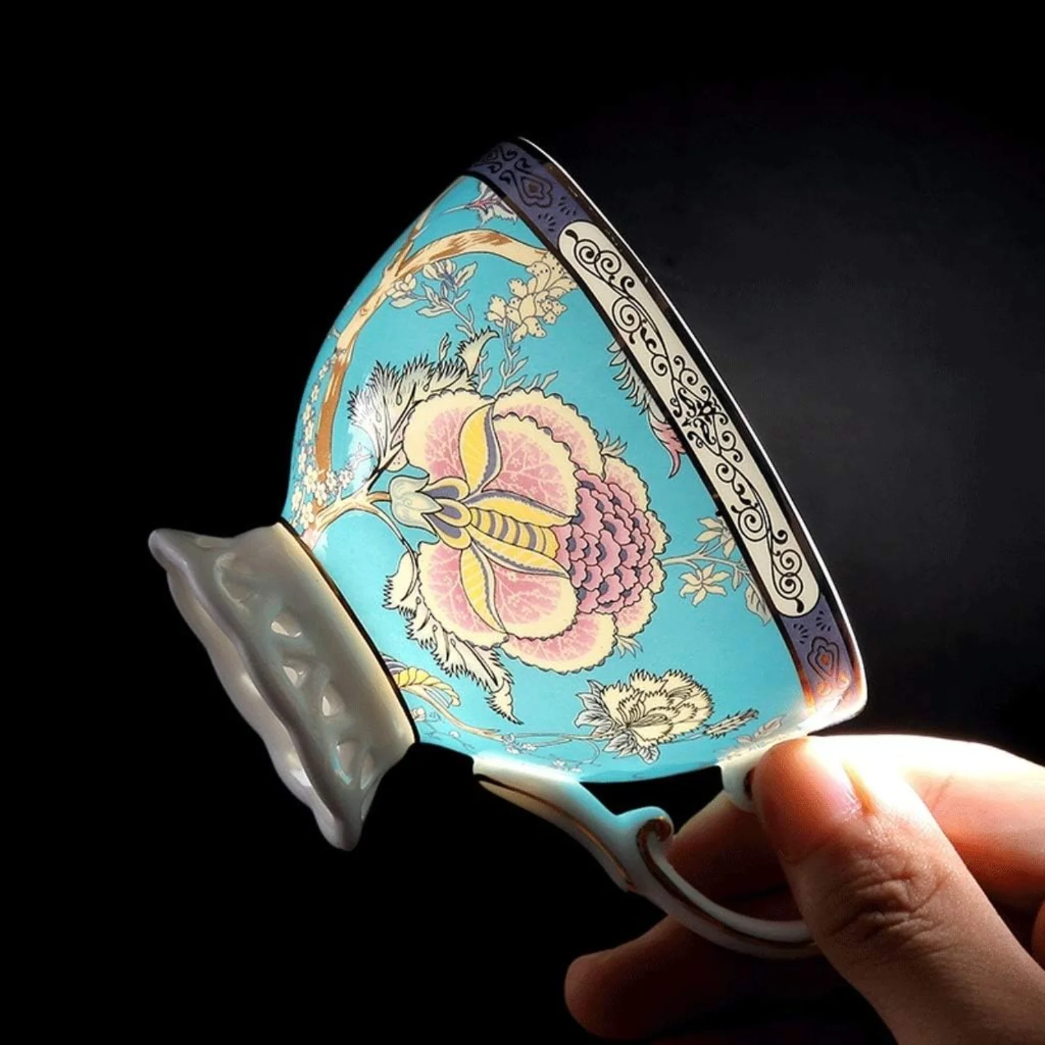 طقم فناجين قهوة وصحون صيني فاخر مع زهور صناعية - كوب شاي بعد الظهر البريطاني الراقي يتميز بزهور صناعية