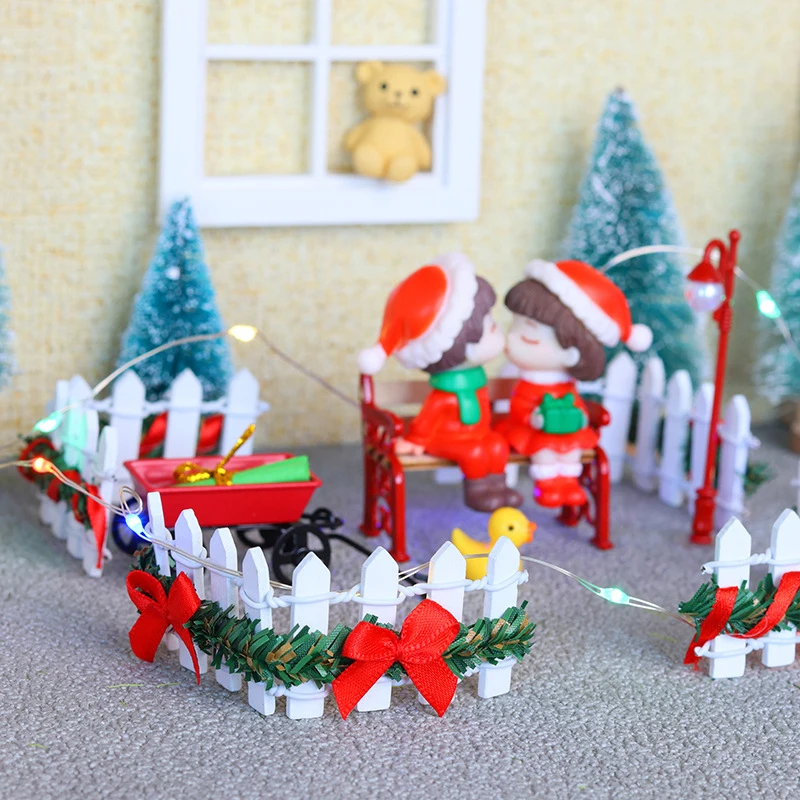 

4Pcs 1/12 Dollhouse Mini Wooden Fence Model Doll Home Christmas Day Scene Decor Dolls House Micro Garden Courtyard Decor Toy