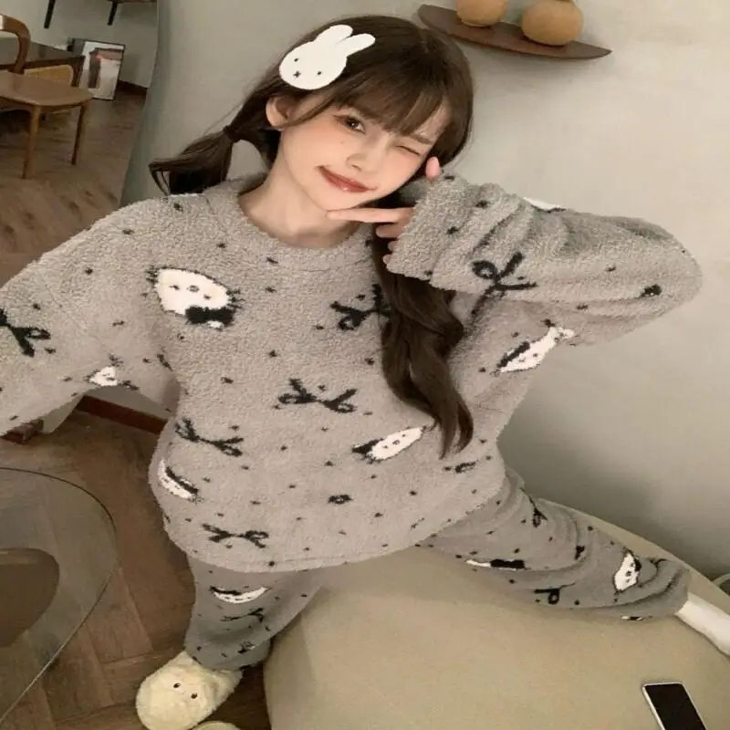 두꺼운 플리스로 따뜻함을 유지하는 산리오 캐릭터 헬로키티 반 플란넬 잠옷 여성용 귀여운 만화 캐릭터 KT 고양이 홈웨어 세트