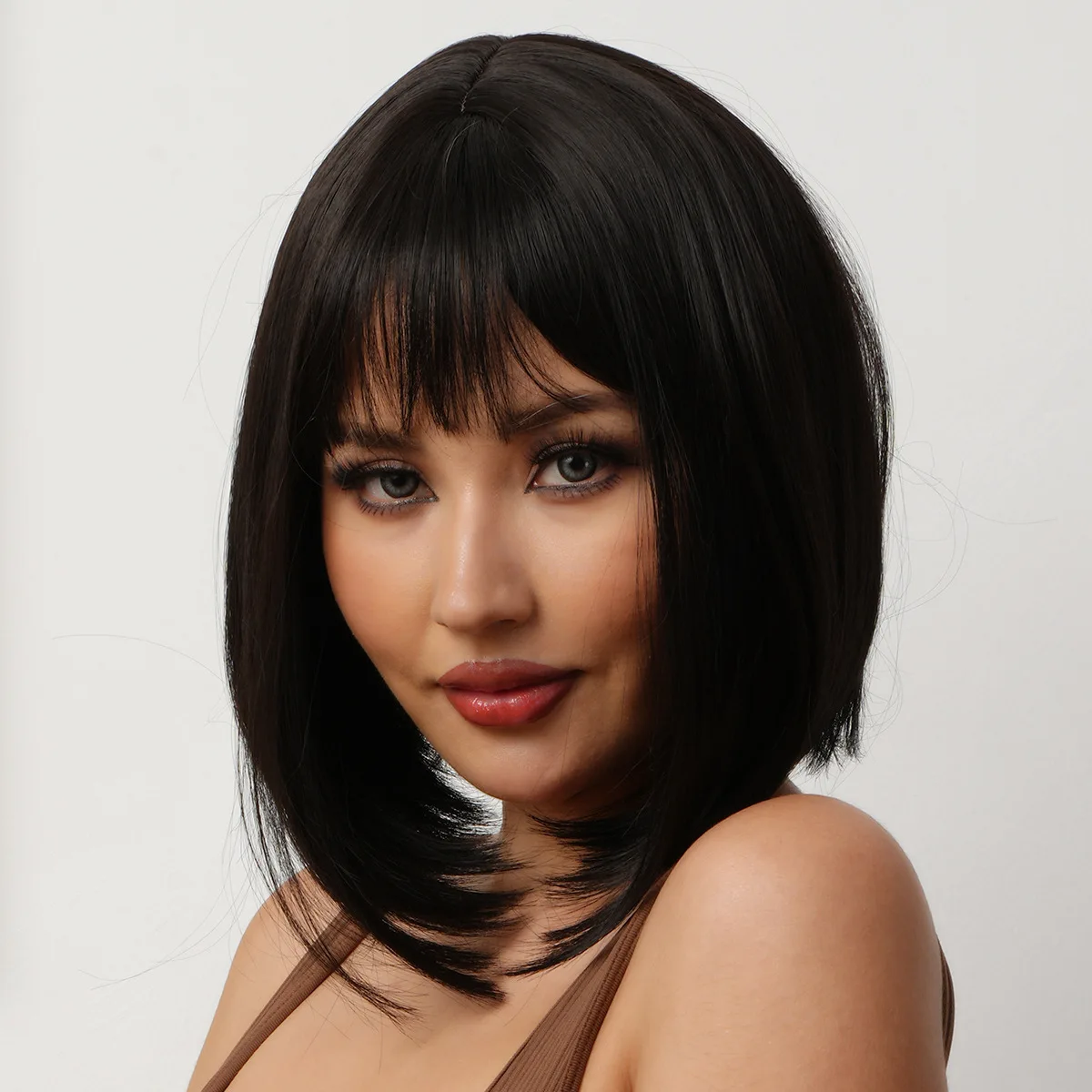 

12-дюймовый черный короткий прямой синтетический парик Боб с челкой для музыкального фестиваля, косплей, вечеринки, подходит для всех женщин