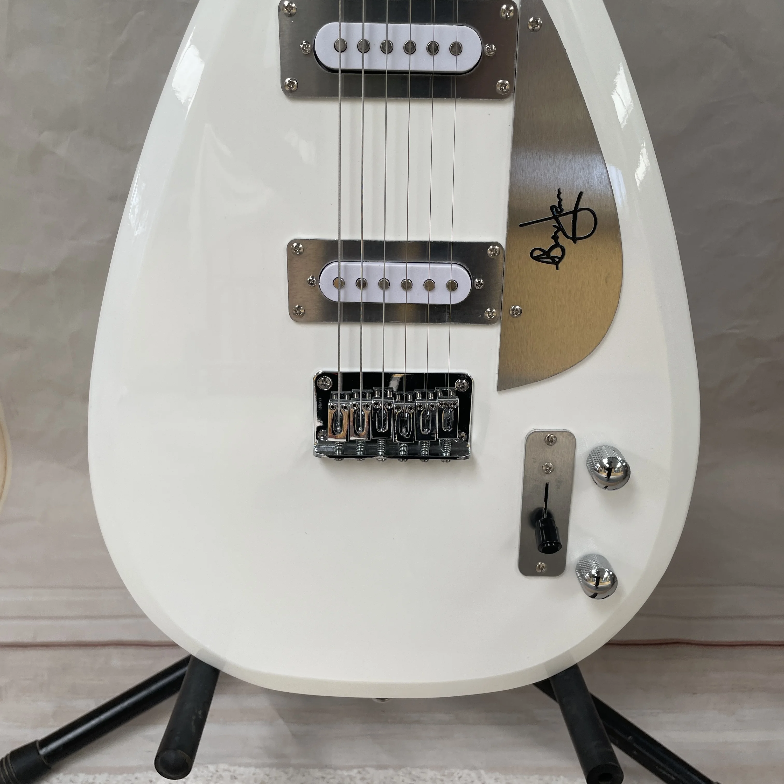 Minimalist white teardrop electric guitar with SS pickups and rosewood fingerboard guitars,a stylish and distinctive guitarra