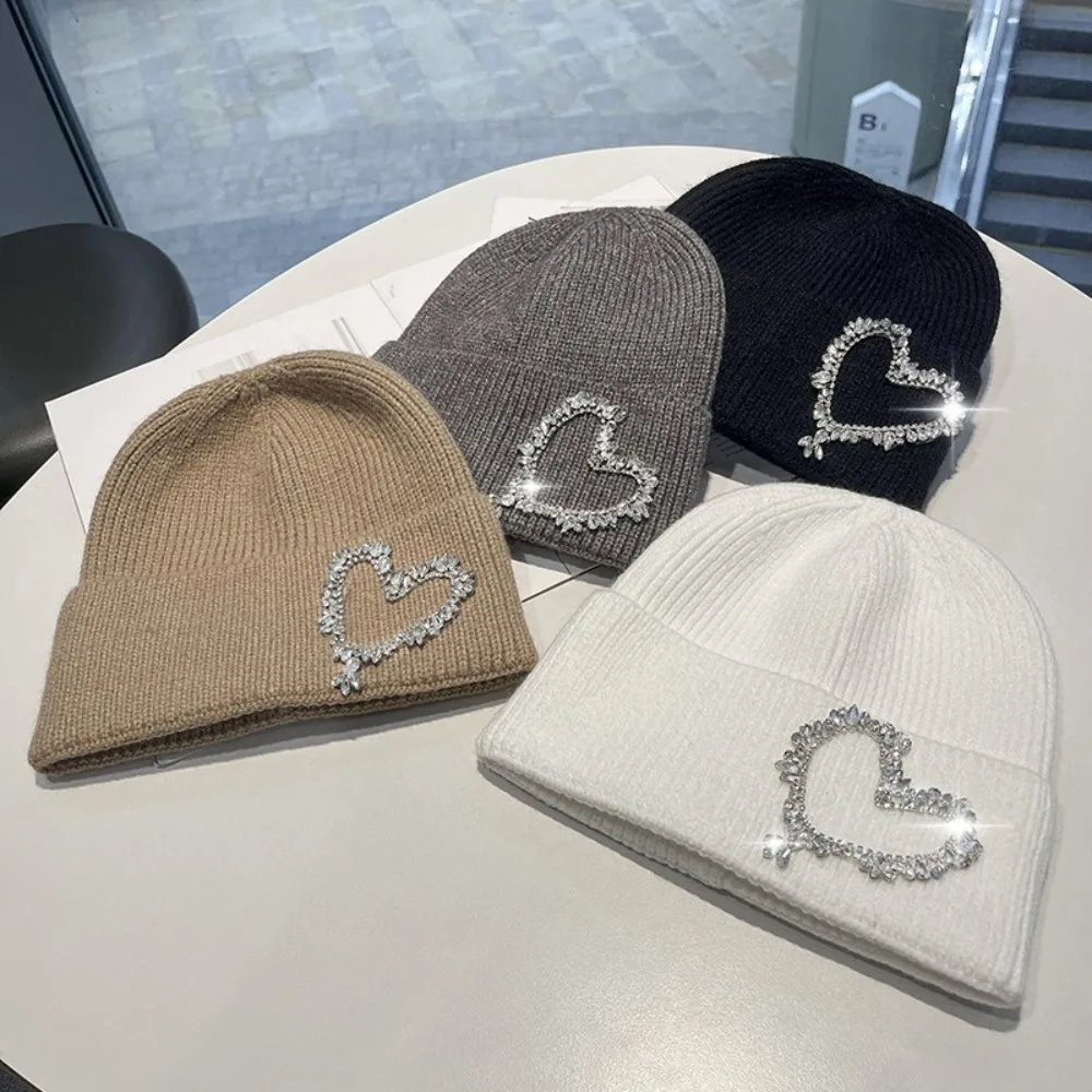 جودة عالية بلون الشتاء بيني القلب حجر الراين حماية الأذن محبوك قبعة قبعات السترة الدافئة للنساء