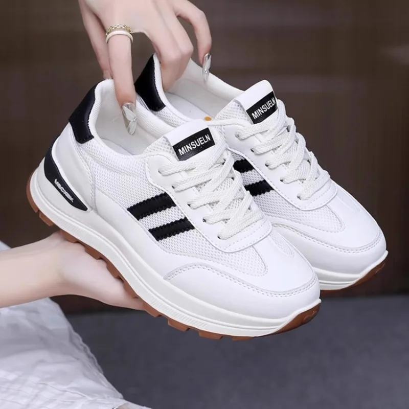 

2025 г. Модная простая и универсальная женская повседневная спортивная обувь. Модные туфли на толстой подошве. Популярный стиль. Сетчатая резиновая подошва.