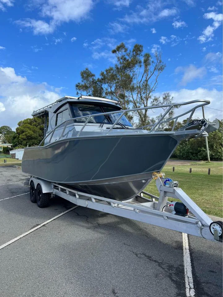 7.5M aluminum speed cabin sports fishing boat with deep V-shaped hull with motor design