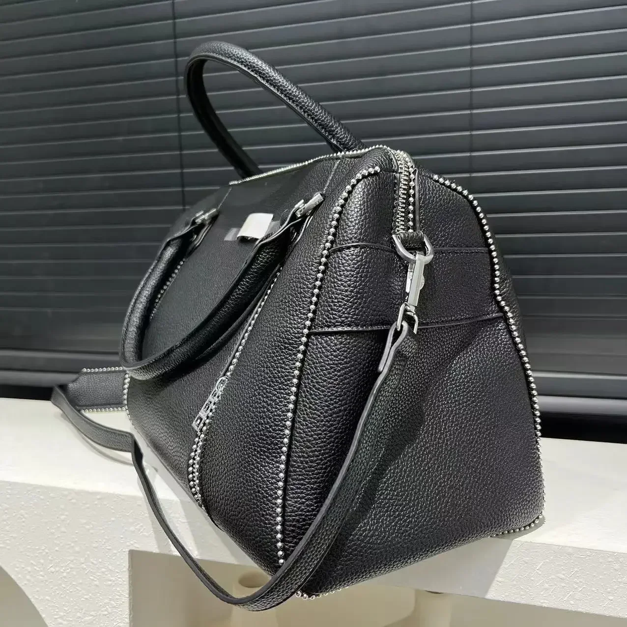 Leichte, luxuriöse Damenhandtasche mit mehreren Reißverschlüssen im Modedesigner-Stil