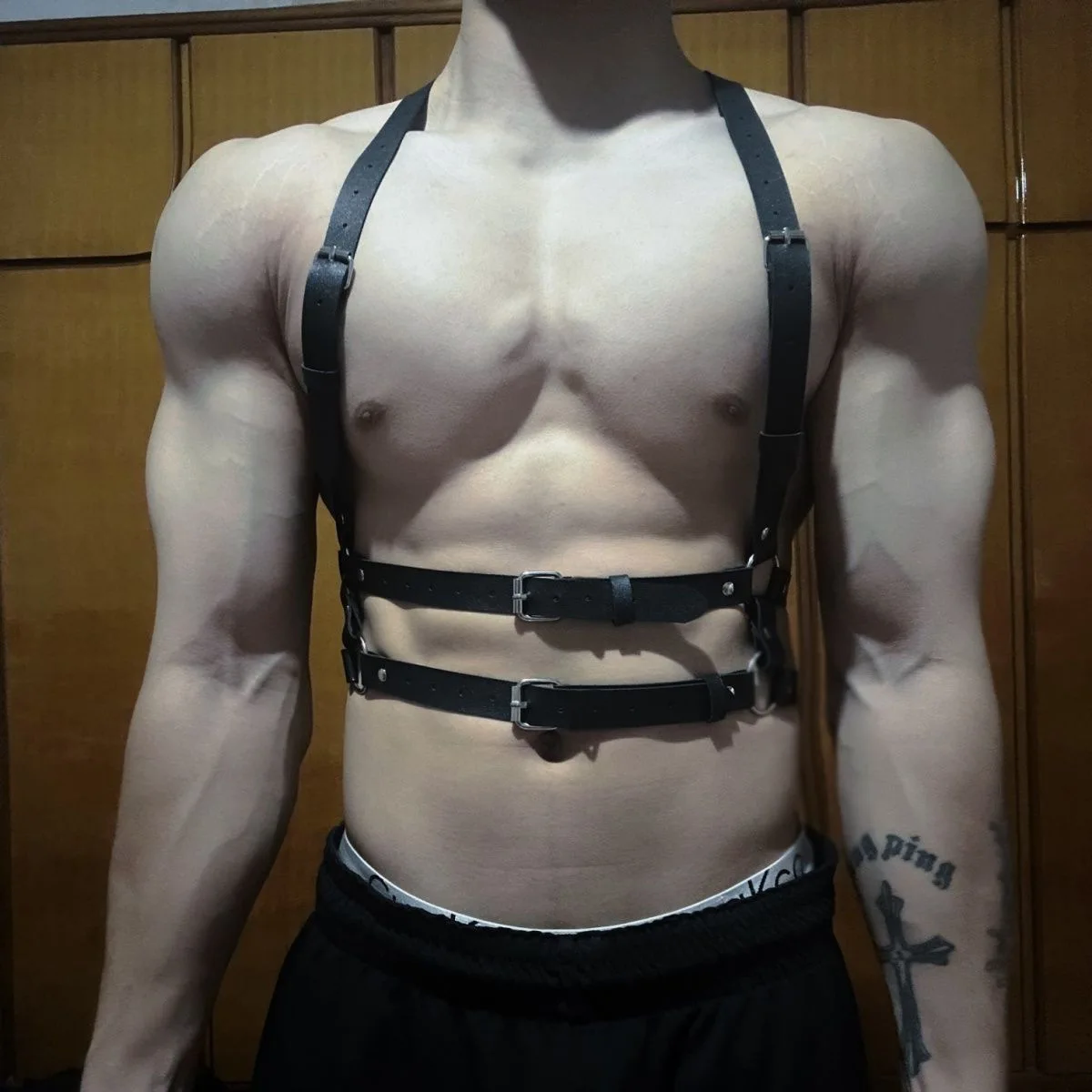 الذكور الأشرطة تي شيرت قميص الظهر الجلود حزام الصدر حزام الكتف فاسق الجلود تسخير BDSM