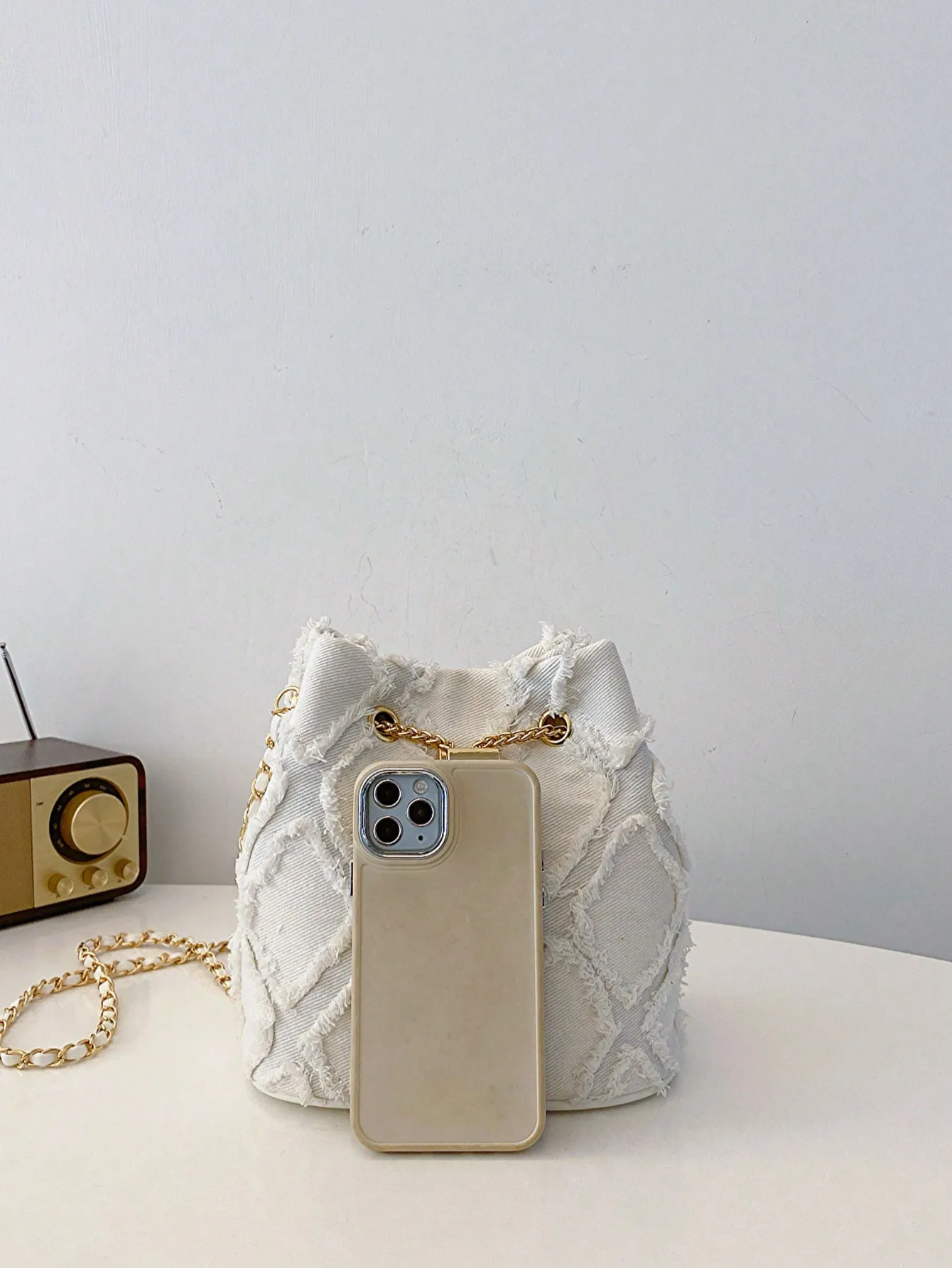 حقيبة دلو شبكية كلاسيكية جديدة من حجر الراين الصلبة لعام 2024: رباط معدني، نمط كتف للتسوق