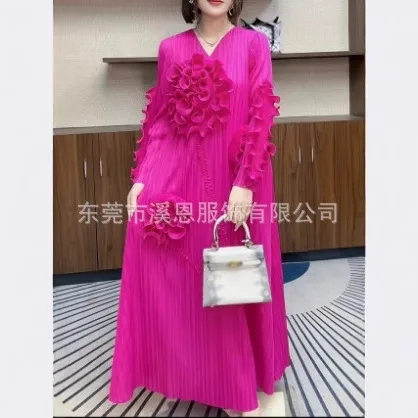 Miyake robe plissée 2025 nouveau pli col en v en bois bord d'oreille plaque fleur solide haut de gamme robe plissée grande taille vêtements pour femmes