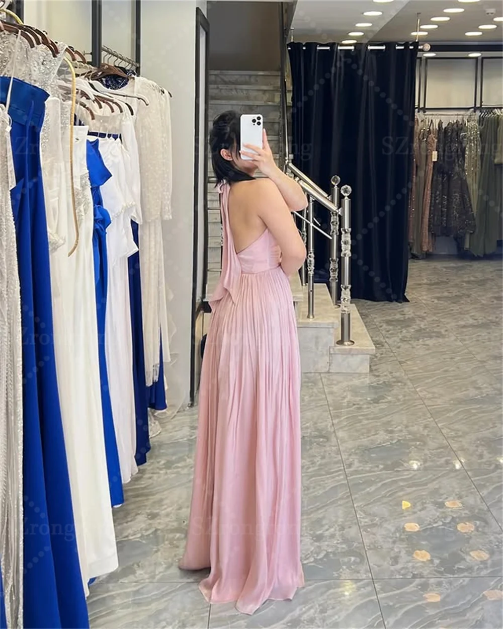 Maßgeschneidertes Neckholder-Chiffon-Plissee-Abendkleid in A-Linie mit handgefertigten Blumen, rückenfrei, bodenlang, Abschlussball-Partykleid mit Schleppe