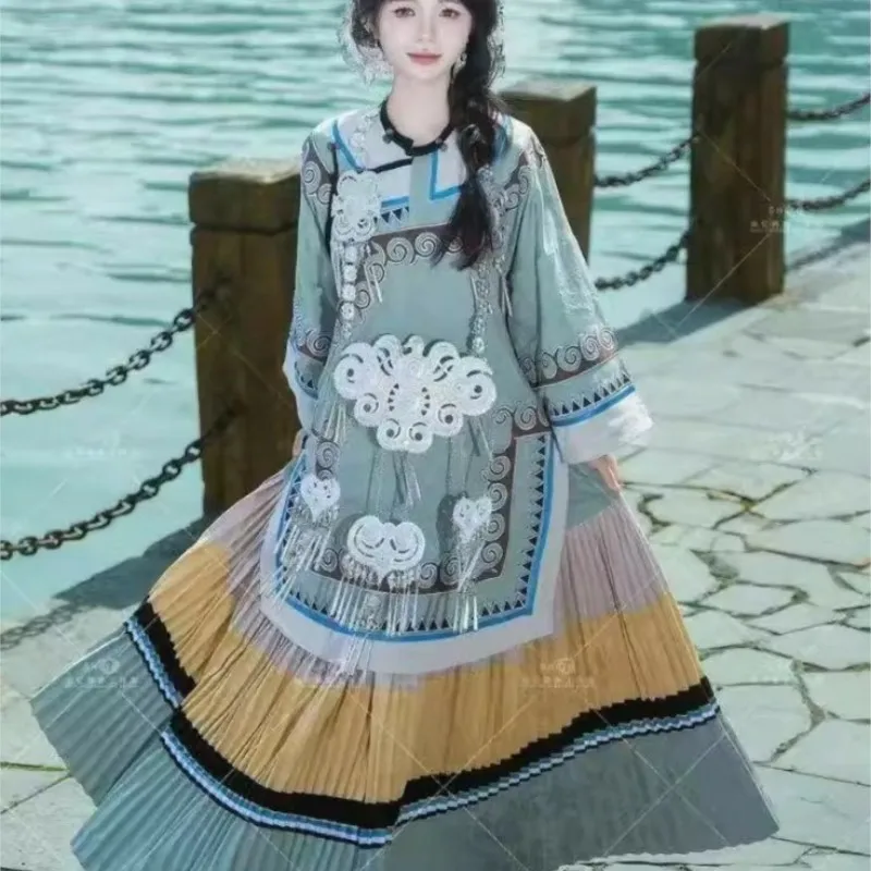 

A two-piece set of traditional Chinese clothing for women's travel photography with an exotic style