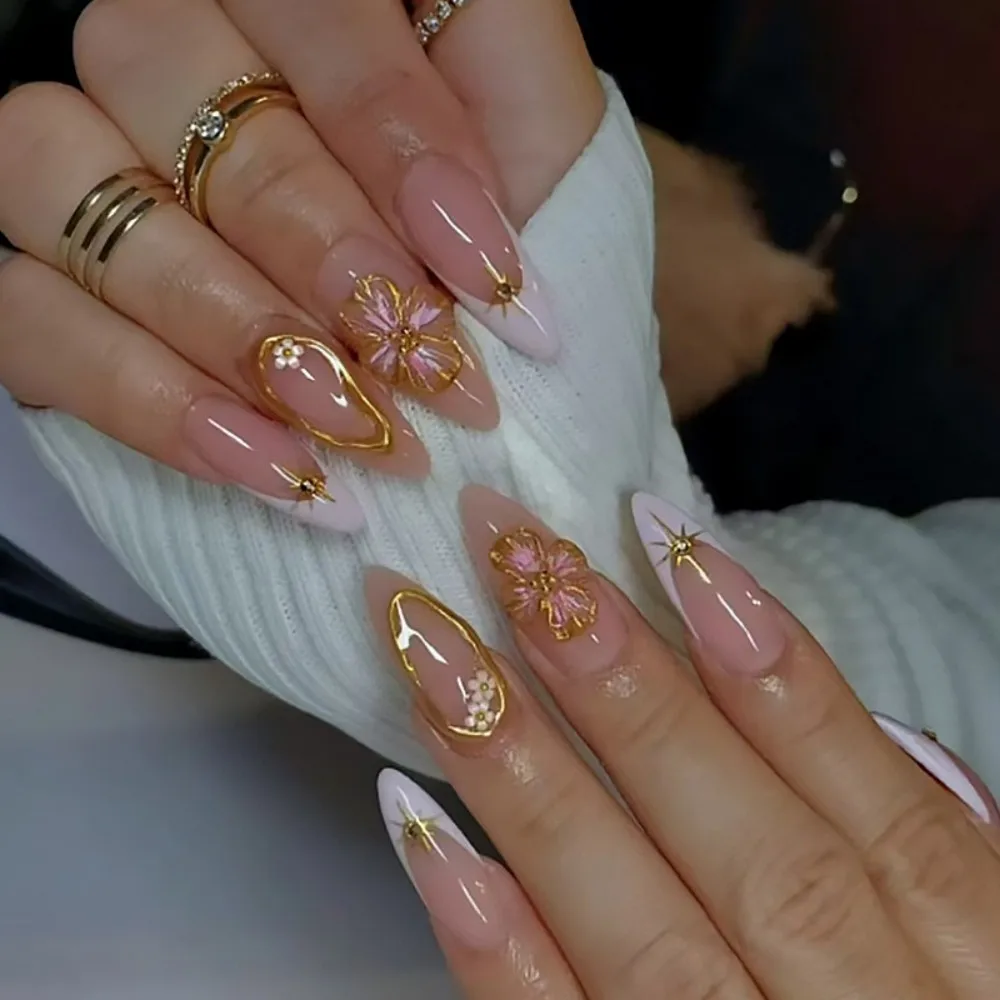 24 faux ongles nude rose à bout français, forme amande moyenne, avec ligne dorée et motif floral étoilé, couvrance totale, pour femmes