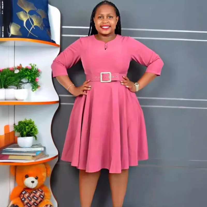 มืออาชีพของผู้หญิงสวมชุดปุ่มสีทึบปลอมแอฟริกันสําหรับผู้หญิง