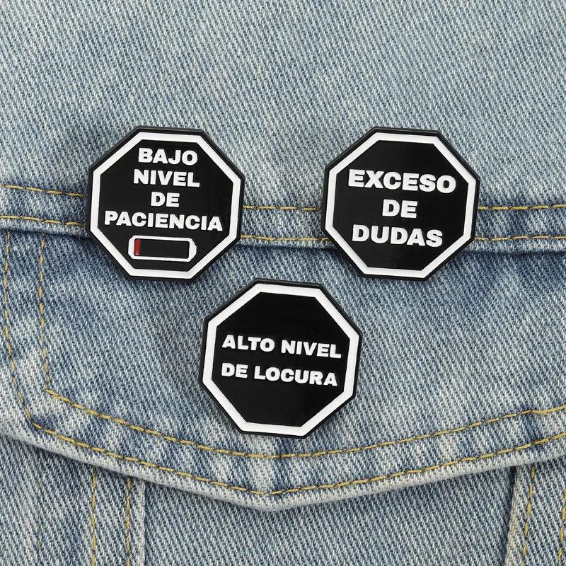 Divertido broche de esmalte con letras en español, insignia de solapa de aleación con efecto de goteo de aceite, regalos de ropa y accesorios de moda para amigos