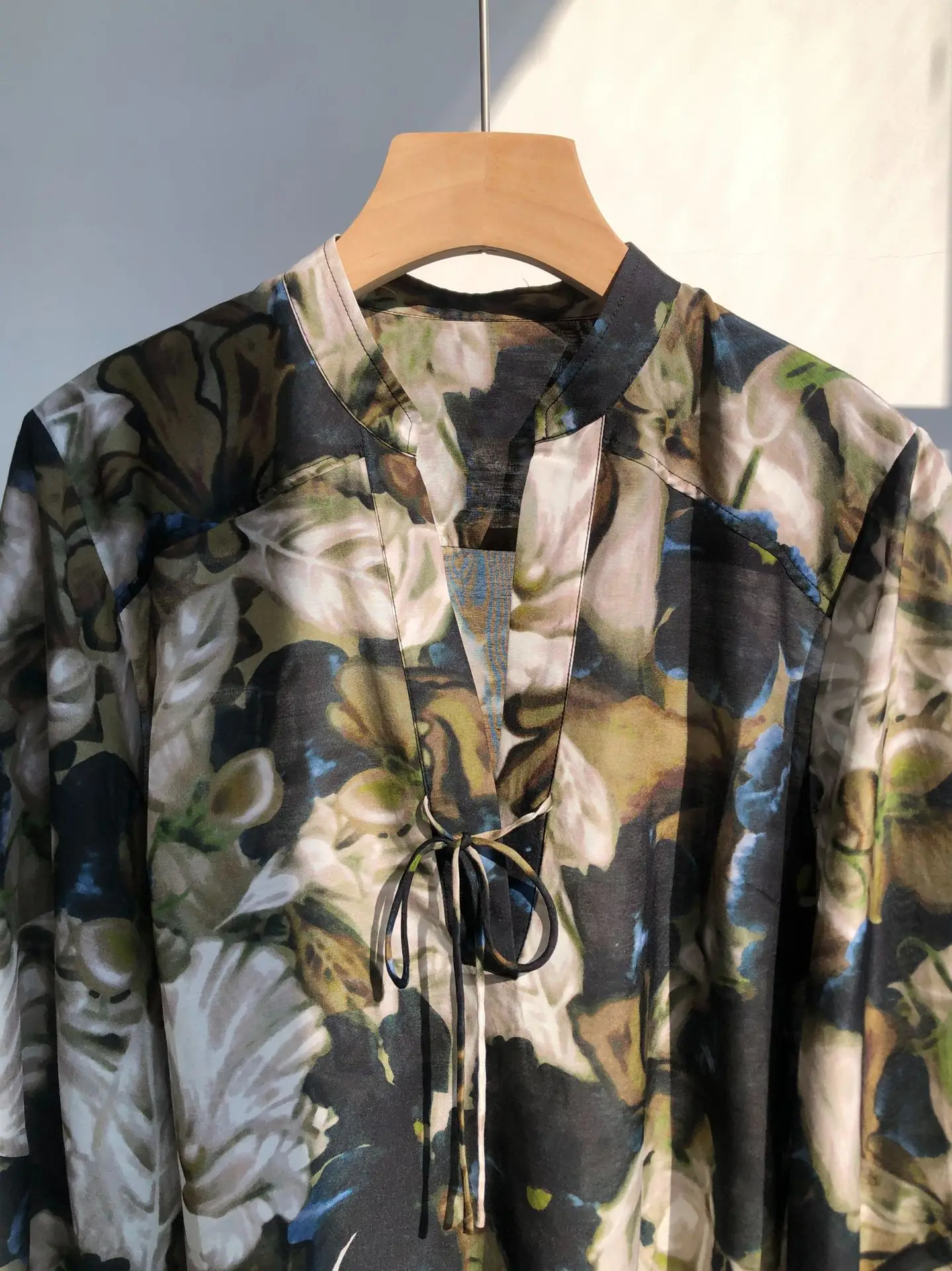 قميص Birdtree 30% حريري 70% قطن ماندالا مطبوع، بلوزة فضفاضة بأكمام طويلة ورقبة على شكل حرف V للسيدات، 2025 جديد T58109JF #3