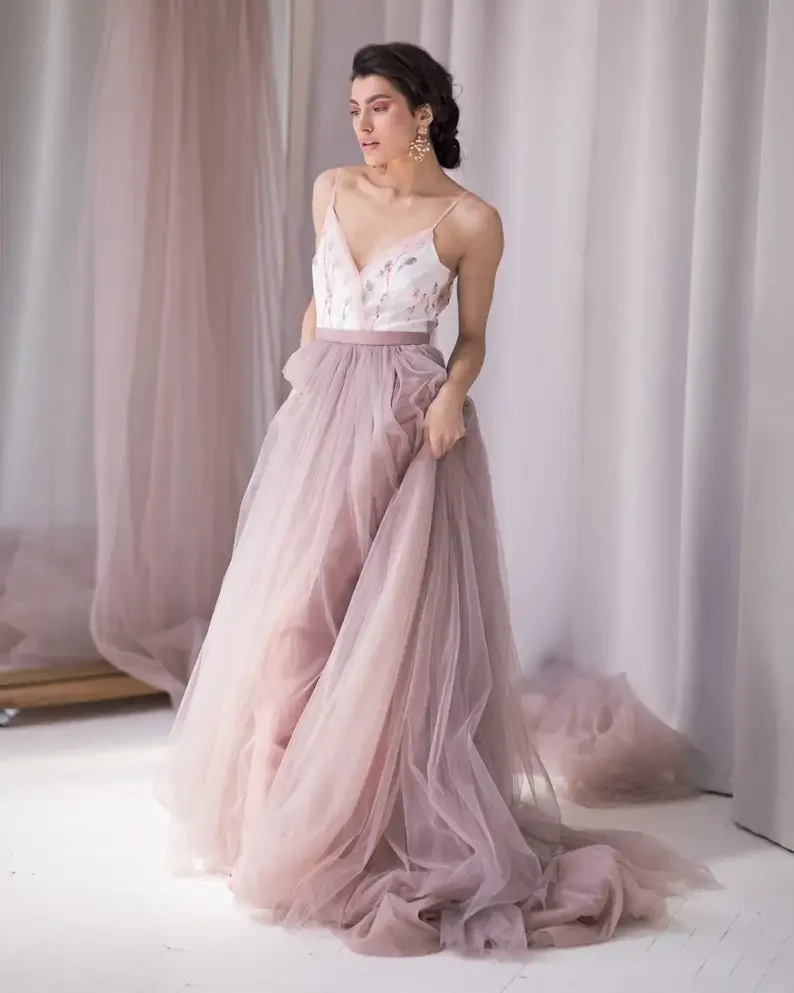 Gaun Pengantin Non-tradisional Gaun Pengantin Perona Pucat dengan Bunga Berwarna Gaun Pengantin Tulle Berlapis Punggung Halter Manik-manik Kerah V