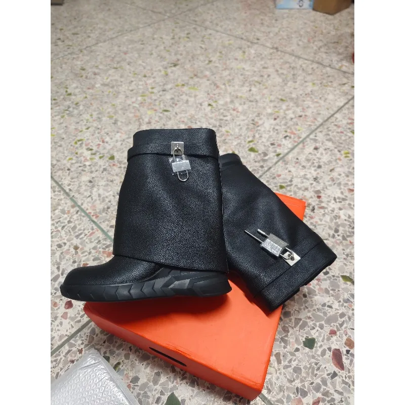 Маленькие ботинки на толстой подошве с круглым носком и замком, с металлическим декором и боковой молнией, модные сексуальные женские зимние ботинки