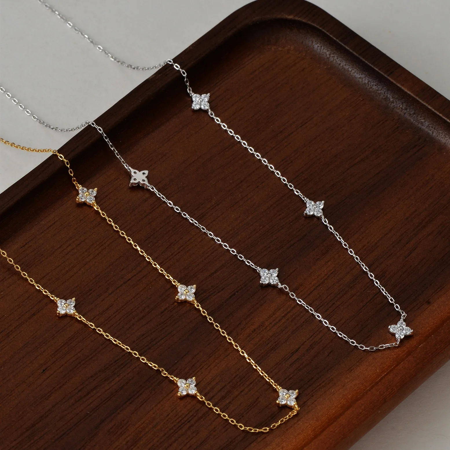 

S925 pure silver four-leaf clover necklace, versatile, collar chain, star-shaped new model, women's premium jewelry choice
