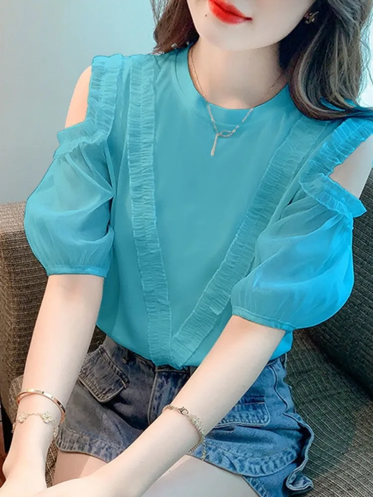 

Новая летняя женская футболка свободного кроя с кружевными вставками и открытыми плечами, привлекающая внимание, придающая молодежный вид, модный топ для женщин.