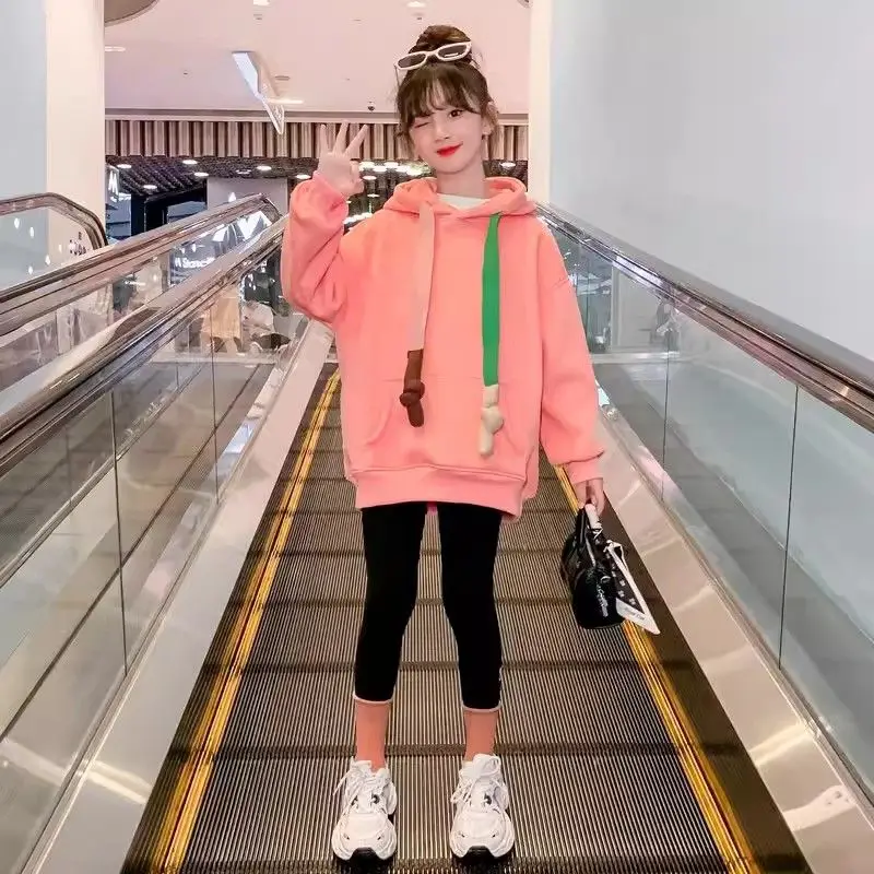 

Новинка осени/зимы для девочек 2025 года, красная утолщенная толстовка с капюшоном на флисовой подкладке — стильный топ Viral для детей среднего и большого возраста