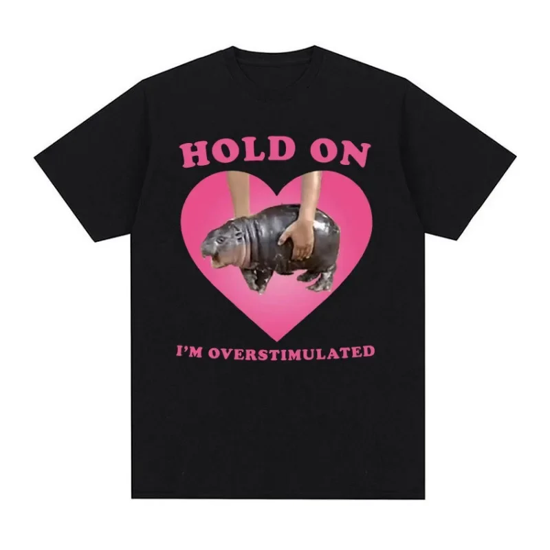 Moo Deng Hold on I'm Overstimulated Pink Heart Baby Hippo Funny Meme T Shirt  Women Vintage Harajuku T-shirt