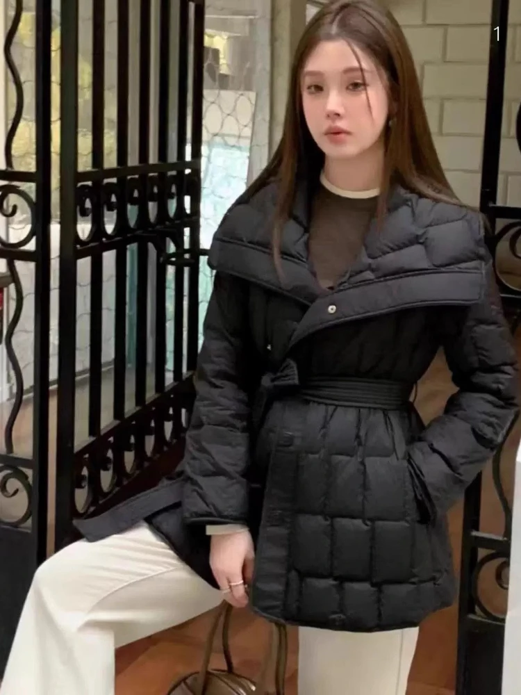جديد 2025 معطف منتفخ على شكل بطة بيضاء شتوية للسيدات أنيقة بياقة كبيرة برباط علوي سترات عصرية متوسطة الطول سترة خارجية #2