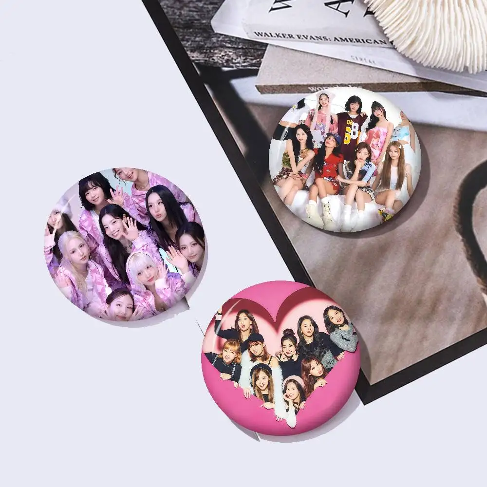 Broches de Anime Kpop Twice, Emblemas de Desenho Animado Fofos, Pin de Lapela para Jaqueta e Jeans, Acessório de Presente