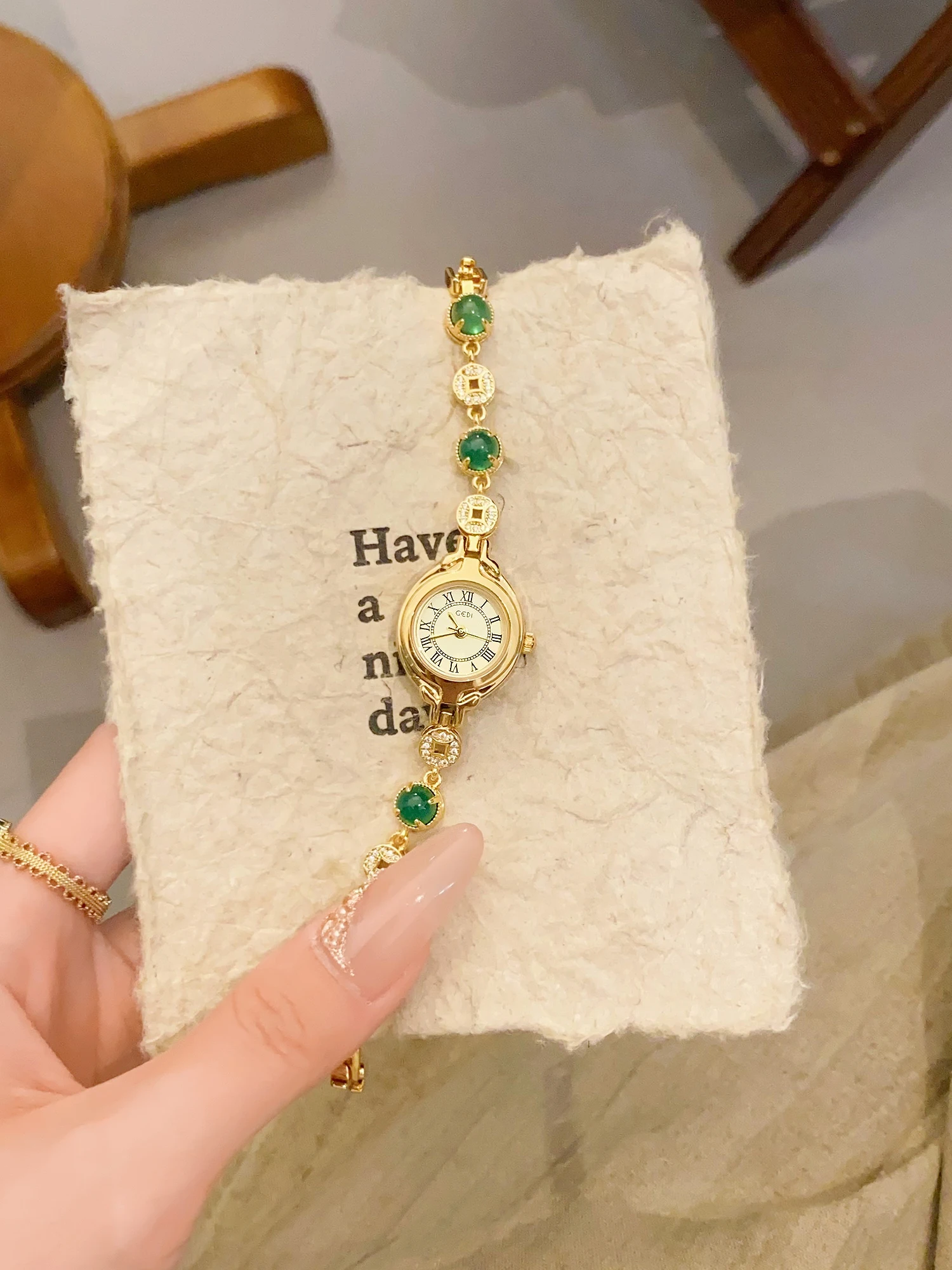 ساعة ذهبية كلاسيكية للنساء، موديلات نسائية فاخرة وخفيفة، ساعات نسائية بسوار صغيرة ورائعة.