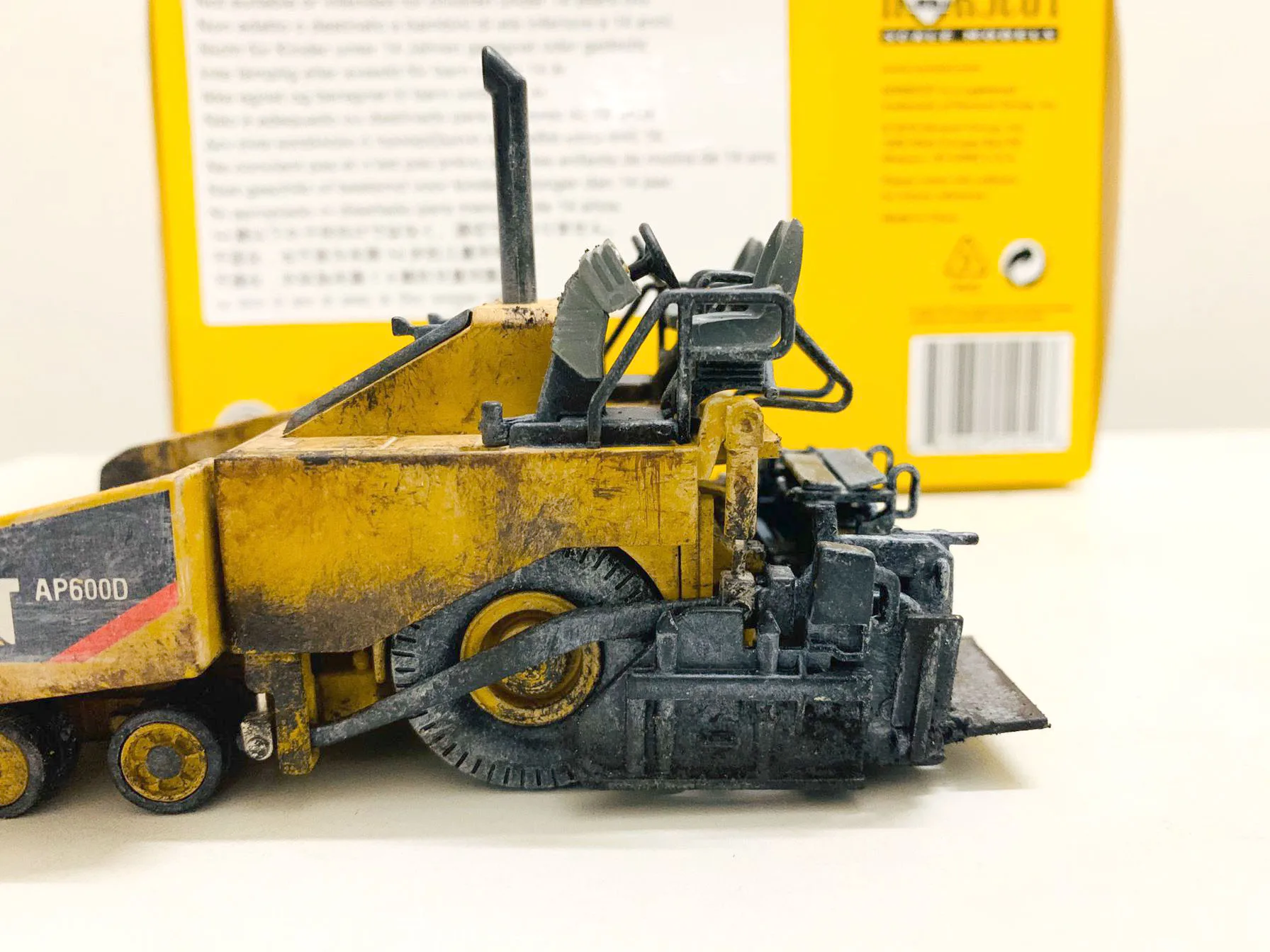 Ap600d Asfalt Paver Modderige Editie 1:50 Schaal Diecast Metalen Model Verzamelbare Werktuigbouwkunde Model 55259