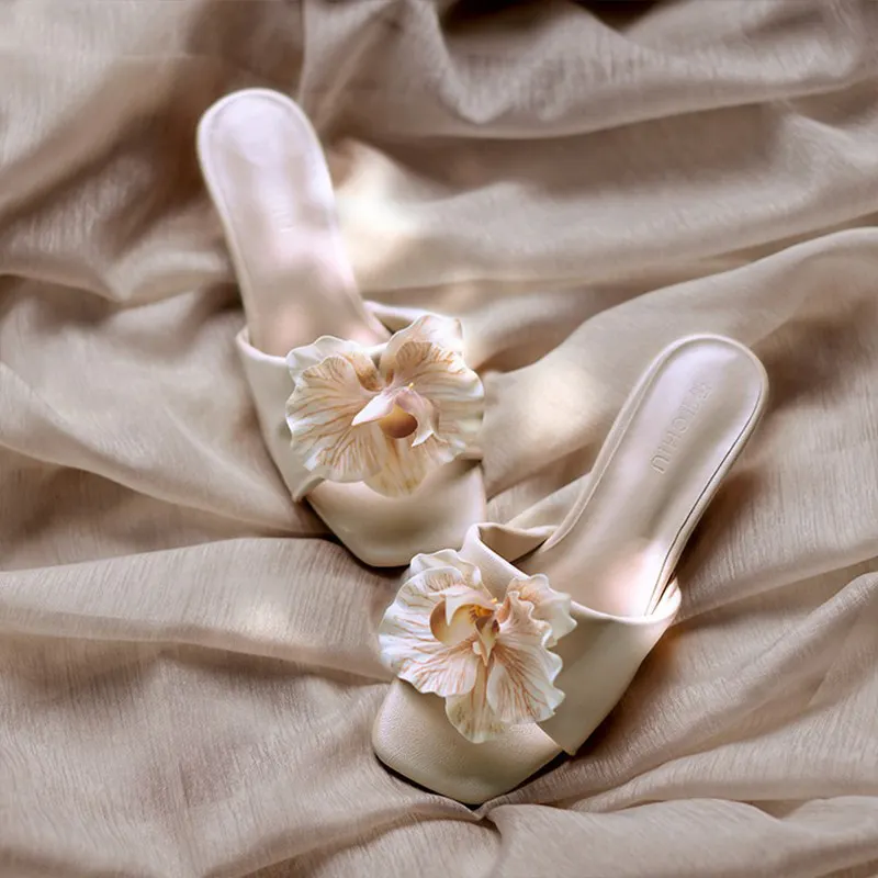 

Women's Gentle Temperament Flower Decoration Thin High-heeled Slippers Stylish Simple Versatile Beige Leather High Heels