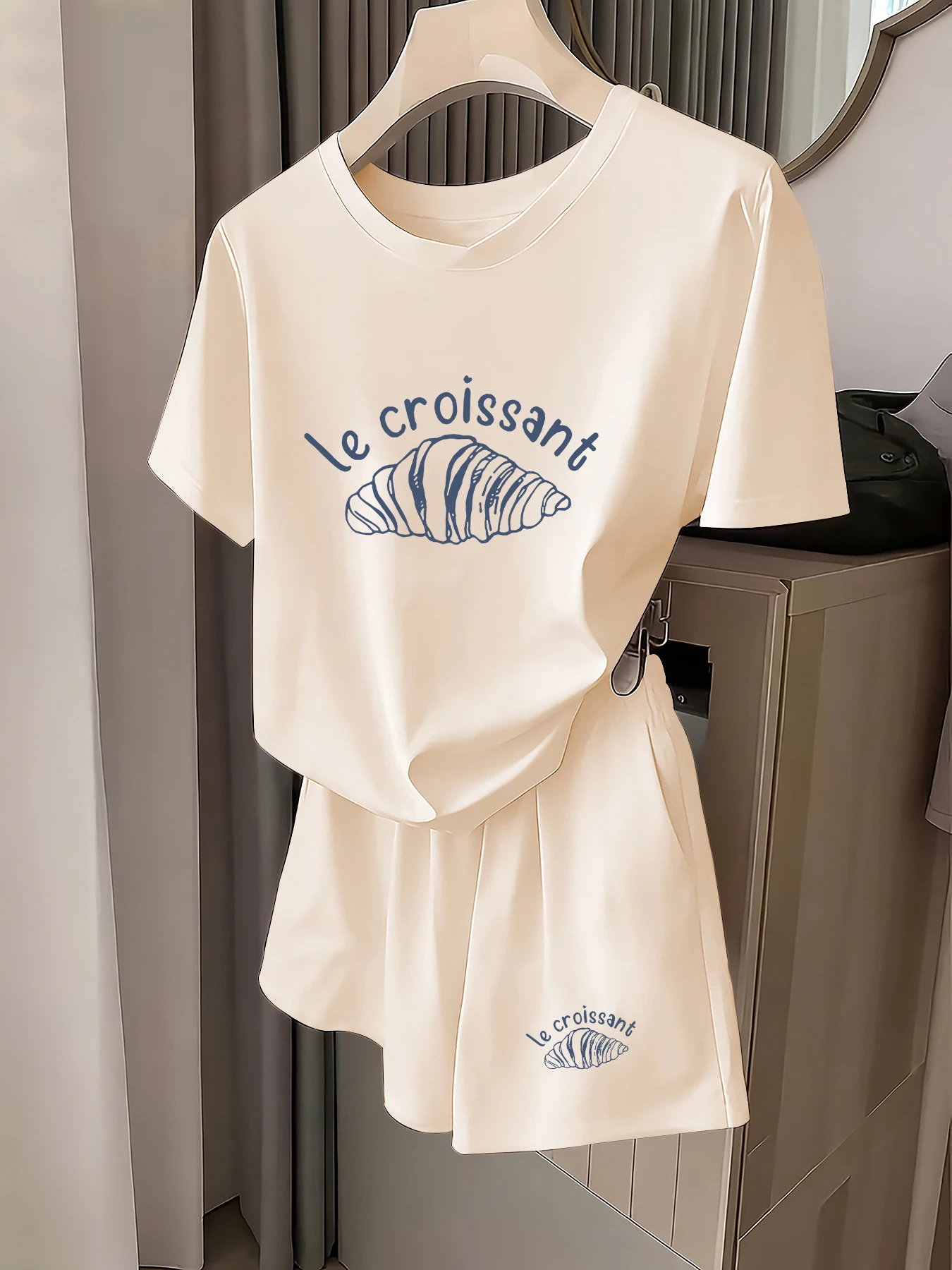 

Весенне-летний комплект из футболки и шорт с принтом Le Croissant, повседневный и расслабленный стиль, комплект из двух предметов