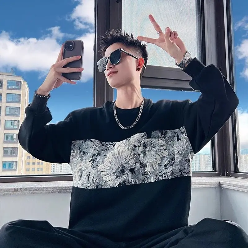 سترة مطرزة قطيفة للرجال تي شيرت شتوي بأكمام طويلة لخريف وشتاء وسيم نمط جديد تي شيرت عصري