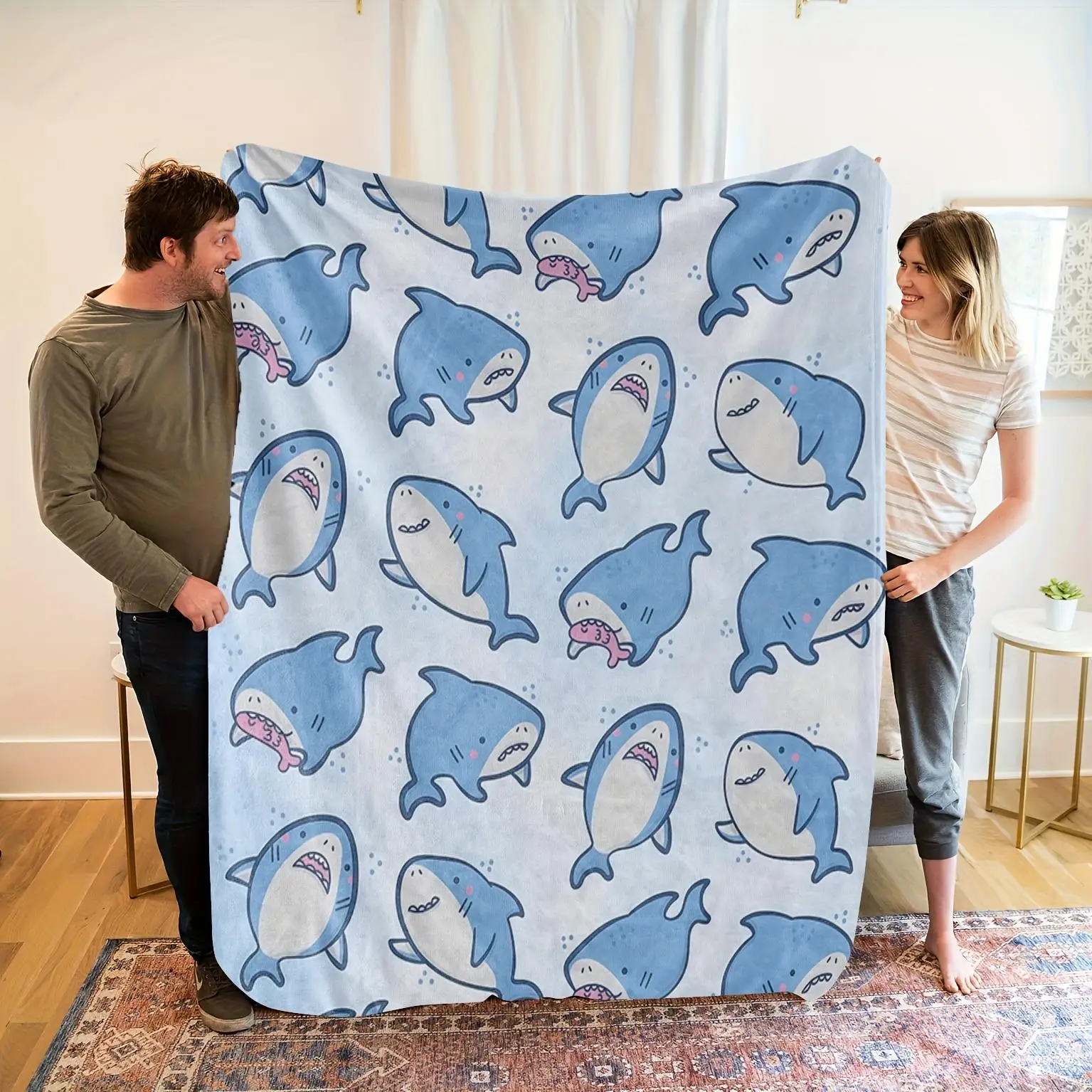 

1 шт. Светло-голубое и розовое одеяло с рисунком акулы, изготовленное из полиэстера, можно стирать в машине, подходит для декора спальни, гостиной.