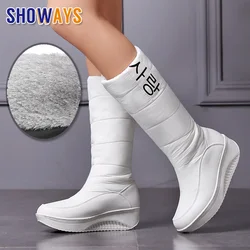 2025 Stivali da neve da donna invernali Piattaforma con zeppa Tacchi medi Punta tonda Nero Bianco Imbottiture Peluche Casual da viaggio Lady Slip-on Stivali a metà polpaccio